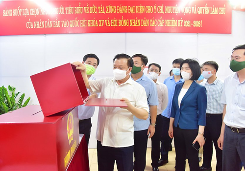 Chiều 11-5, đồng chí Đinh Tiến Dũng, Ủy viên Bộ Chính trị, Bí thư Thành ủy, Trưởng ban Chỉ đạo bầu cử đại biểu Quốc hội khóa XV và đại biểu HĐND các cấp nhiệm kỳ 2021-2026 của thành phố Hà Nội đã đi kiểm tra công tác phòng, chống Covid-19 và chuẩn bị bầu cử tại quận Hoàng Mai và huyện Gia Lâm.