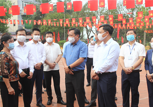 Sáng 12-5, Phó Bí thư Thành ủy Hà Nội Nguyễn Văn Phong đã chủ trì buổi làm việc với Ban Thường vụ Huyện ủy Phú Xuyên, nghe báo cáo về tình hình, kết quả triển khai công tác bầu cử đại biểu Quốc hội khóa XV và đại biểu HĐND các cấp nhiệm kỳ 2021-2026; tình hình, kết quả công tác phòng, chống dịch Covid-19 trên địa bàn Huyện.