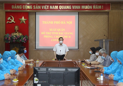 Chiều 16-5, Ủy viên Trung ương Đảng, Phó Bí thư Thành ủy, Chủ tịch UBND thành phố Hà Nội Chu Ngọc Anh - Trưởng ban Chỉ đạo công tác phòng, chống dịch bệnh Covid-19 thành phố Hà Nội đã dự Lễ xuất quân hỗ trợ tỉnh Bắc Giang phòng, chống dịch.