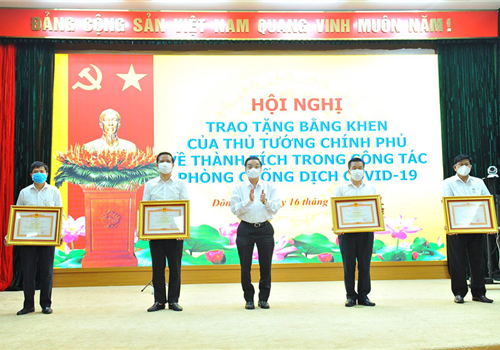 Chiều 16-5, thừa ủy quyền của Thủ tướng Chính phủ, đồng chí Chu Ngọc Anh, Ủy viên Trung ương Đảng, Phó Bí thư Thành ủy, Chủ tịch UBND Thành phố, Chủ tịch Hội đồng Thi đua - Khen thưởng thành phố Hà Nội đã trao Bằng khen của Thủ tướng Chính phủ cho 3 tập thể và 4 cá nhân thuộc huyện Đông Anh về thành tích trong công tác phòng, chống dịch Covid-19.