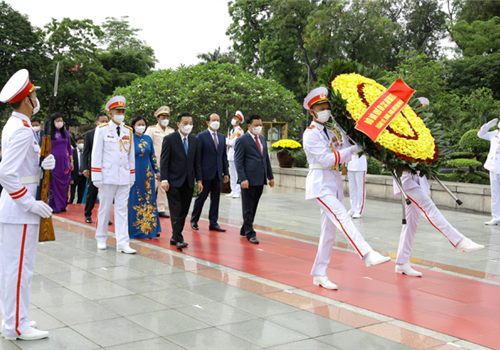 Sáng 18-5, Đoàn đại biểu thành phố Hà Nội cũng đã đặt vòng hoa, vào Lăng viếng Chủ tịch Hồ Chí Minh, tưởng niệm các Anh hùng liệt sĩ tại Đài tưởng niệm các Anh hùng, liệt sĩ, đường Bắc Sơn, Hà Nội.