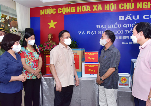 Kiểm tra công tác phòng, chống dịch Covid-19 và chuẩn bị bầu cử tại ba quận Tây Hồ, Ba Đình và Hai Bà Trưng, đồng chí Đinh Tiến Dũng, Ủy viên Bộ Chính trị, Bí thư Thành ủy, Trưởng ban Chỉ đạo cuộc bầu cử đại biểu Quốc hội khoá XV và đại biểu HĐND các cấp nhiệm kỳ 2021-2026 thành phố khẳng định, Hà Nội đã bảo đảm mọi điều kiện sẵn sàng cho cuộc bầu cử. Tuy nhiên, các cấp, các ngành phải tiếp tục bám sát địa bàn, tuyệt đối không lơ là, chủ quan trong mọi tình huống, tất cả tập trung cao độ vì thành công của cuộc bầu cử
