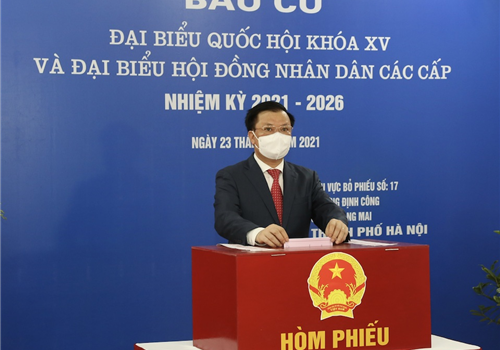 Hòa chung cùng không khí của ngày hội toàn dân, tại khu vực bỏ phiếu số 17, phường Định Công, quận Hoàng Mai, đồng chí Đinh Tiến Dũng, Ủy viên Bộ Chính trị, Bí thư Thành ủy, Trưởng ban chỉ đạo bầu cử đại biểu Quốc hội và đại biểu HĐND các cấp nhiệm kỳ 2021-2026 thành phố Hà Nội cùng cử tri đã nô nức phấn khởi, thực hiện quyền và nghĩa vụ công dân của mình.
