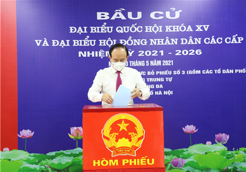 Đúng 6h40 phút sáng nay, Phó Bí thư Thành ủy, Chủ tịch HĐND Thành phố, Chủ tịch Ủy ban Bầu cử thành phố Nguyễn Ngọc Tuấn đã dự khai mạc bầu cử tại Khu vực bỏ phiếu số 3, phường Trung Tự và thực hiện quyền công dân của mình, bỏ phiếu lựa chọn những đại biểu xứng đáng vào Quốc hội và HĐND các cấp Thành phố.