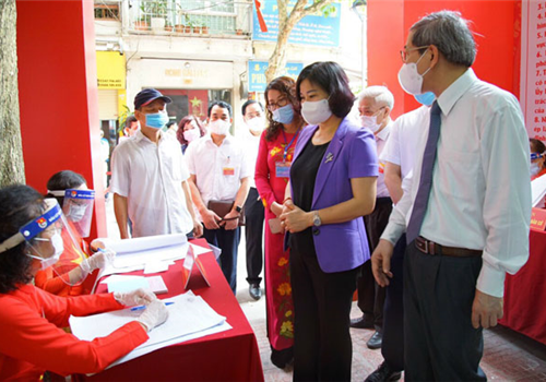 Sáng 23-5, Ủy viên Trung ương Đảng, Phó Bí thư Thường trực Thành ủy, Phó Trưởng ban Chỉ đạo cuộc bầu cử Thành phố, Phó Chủ tịch Ủy ban Bầu cử thành phố Hà Nội Nguyễn Thị Tuyến đã trực tiếp kiểm tra công tác bầu cử tại các khu vực bỏ phiếu trên địa bàn quận Ba Đình, quận Hoàng Mai và huyện Thanh Trì.