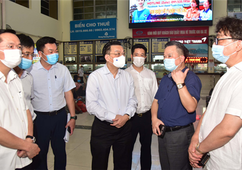 Chiều 3-5, Ủy viên Trung ương Đảng, Phó Bí thư Thành ủy, Chủ tịch UBND thành phố Hà Nội Chu Ngọc Anh đã kiểm tra công tác phòng, chống dịch Covid-19 tại Cảng hàng không quốc tế Nội Bài, Bến xe khách Mỹ Đình và chung cư Dolphin Plaza (quận Nam Từ Liêm). Chủ tịch UBND Thành phố đặc biệt lưu ý các đơn vị tăng cường quản lý người nhập cảnh, đặc biệt là nhập cảnh trái phép, người trở về Hà Nội từ các tỉnh sau đợt nghỉ lễ bắt buộc phải khai báo y tế để thành phố kiểm soát và truy vết kịp thời.
