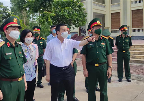 Sáng 31-5, đồng chí Chu Ngọc Anh, Ủy viên Trung ương Đảng, Phó Bí thư Thành ủy, Chủ tịch UBND Thành phố, Trưởng ban Chỉ đạo công tác phòng, chống dịch bệnh Covid-19 thành phố Hà Nội đã kiểm tra các địa điểm cách ly, chỉ đạo giảm mật độ, bảo đảm an toàn, không để xảy ra lây nhiễm chéo trước diễn biến có nhiều ca mắc Covid-19 mới là các F1 tiếp xúc nhiều với F0 trước khi được cách ly ở khu cách ly tập trung tại Trường Quân sự Bộ Tư lệnh Thủ đô (thị xã Sơn Tây, Hà Nội).