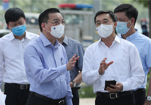 Ngay sau khi phát hiện 11 ca nghi mắc Covid 19 tại bệnh viện K cơ sở 3 Tân Triều, bệnh viện K đã ra quyết định tạm thời phong tỏa cả 3 cơ sở tại Quán Sứ, Tân Triều và Tam Hiệp. Cũng ngay trong sáng nay, Chủ tịch UBND Thành phố Chu Ngọc Anh, Trưởng Ban Chỉ đạo công tác phòng chống dịch Covid 19 thành phố đã trực tiếp kiểm tra việc thực hiện phong tỏa Bệnh viện K tại cơ sở Tân Triều và cơ sở Tam Hiệp thuộc huyện Thanh Trì.