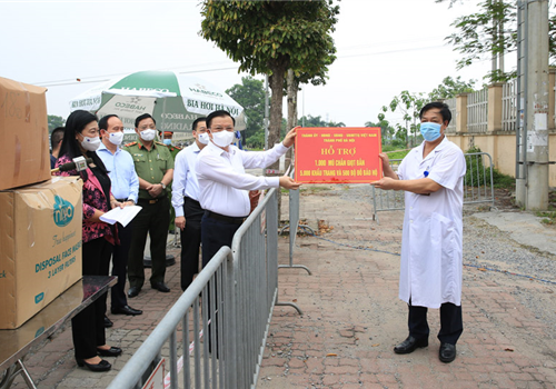 Chiều 8-5, đồng chí Đinh Tiến Dũng, Ủy viên Bộ Chính trị, Bí thư Thành ủy, Trưởng ban Chỉ đạo cuộc bầu cử đại biểu Quốc hội khóa XV và bầu cử đại biểu HĐND các cấp nhiệm kỳ 2021-2026 của thành phố Hà Nội đã đi kiểm tra công tác phòng, chống dịch Covid-19 và công tác chỉ đạo tổ chức bầu cử đại biểu Quốc hội khóa XV và đại biểu HĐND các cấp nhiệm kỳ 2021-2026 tại huyện Đông Anh.