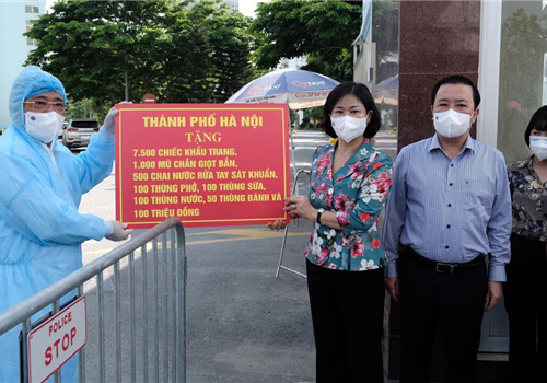 Chiều 9-5, Đoàn công tác của thành phố Hà Nội do Ủy viên Trung ương Đảng, Phó Bí thư Thường trực Thành ủy Hà Nội Nguyễn Thị Tuyến dẫn đầu đã tới thăm, tặng quà, động viên các y, bác sĩ và bệnh nhân đang thực hiện cách ly phòng, chống dịch Covid-19 tại Bệnh viện K - cơ sở Tân Triều (huyện Thanh Trì).