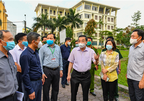 Chiều tối 9-5, đồng chí Chu Ngọc Anh, Ủy viên Trung ương Đảng, Phó Bí thư Thành ủy, Chủ tịch UBND Thành phố, Trưởng ban Chỉ đạo công tác phòng, chống dịch Covid-19 thành phố Hà Nội đã trực tiếp kiểm tra công tác khoanh vùng dập dịch tại xã Kim Sơn (huyện Gia Lâm) và chỉ đạo nhiều nội dụng cụ thể để ngăn không cho dịch Covid-19 lây lan.