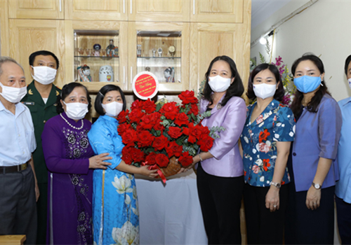 Nhân kỷ niệm 20 năm Ngày Gia đình Việt Nam (28/6/2001-28/6/2021), Phó Chủ tịch nước Võ Thị Ánh Xuân đã đến thăm, tặng quà hai gia đình tiêu biểu tại Hà Nội. Cùng tham dự có Phó Bí thư Thường Trực Thành uỷ Nguyễn Thị Tuyến, Phó Chủ tịch UBND Thành phố Chử Xuân Dũng.
