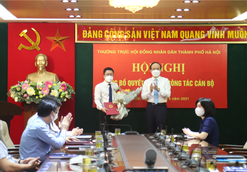 Sáng 28-6, Thường trực HĐND thành phố Hà Nội tổ chức Hội nghị công bố Quyết định về công tác cán bộ đối với Phó Chánh Văn phòng Đoàn đại biểu Quốc hội và HĐND thành phố Hà Nội.