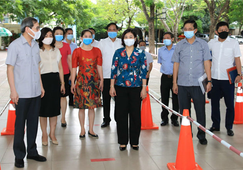 Kỳ thi tốt nghiệp THPT quốc gia có tính chất đặc biệt và ý nghĩa hết sức quan trọng, do vậy tuyệt đối không để xảy ra bất kỳ sơ suất nào dù là nhỏ nhất trong công tác tổ chức kỳ thi. Đây là chỉ đạo được đồng chí Nguyễn Thị Tuyến, Ủy viên Trung ương Đảng, Phó Bí thư Thường trực Thành ủy, Trưởng đoàn Kiểm tra số 02 của Ban Thường vụ Thành uỷ tại buổi kiểm tra công tác chuẩn bị thi tốt nghiệp THPT quốc gia năm 2021 và công tác phòng, chống dịch Covid-19 tại quận Ba Đình. 
