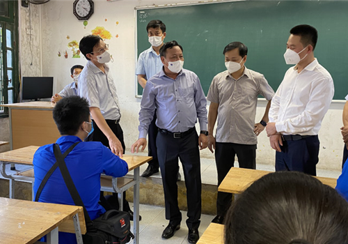 Chiều 1-7, Phó Bí thư Thành ủy Hà Nội Nguyễn Văn Phong dẫn đầu Đoàn kiểm tra số 4 của Ban Thường vụ Thành ủy kiểm tra công tác lãnh đạo, chỉ đạo tổ chức kỳ thi tốt nghiệp trung học phổ thông (THPT) tại huyện Phú Xuyên.
