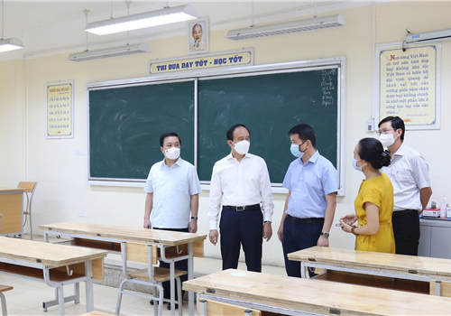 Sáng 1-7, Đoàn kiểm tra số 3 của Ban Thường vụ Thành ủy Hà Nội do Phó Bí thư Thành ủy, Chủ tịch HĐND Thành phố Nguyễn Ngọc Tuấn làm Trưởng đoàn đã kiểm tra công tác phòng, chống dịch Covid-19 gắn với tổ chức kỳ thi tốt nghiệp trung học phổ thông (THPT) năm 2021 trên địa bàn huyện Thường Tín và quận Hoàn Kiếm.
