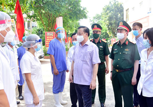 Trao đổi với báo chí, Ủy viên Bộ Chính trị, Bí thư Thành ủy Hà Nội Đinh Tiến Dũng cho biết, Thường trực Thành ủy Hà Nội đã nhất trí về chủ trương giao Ban Cán sự Đảng UBND Thành phố chỉ đạo tạm dừng và điều chỉnh cách thức, thời gian hoạt động một số dịch vụ để ngăn chặn, kiểm soát dịch Covid-19 trên địa bàn, vì an toàn của người dân