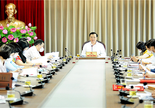 Chiều 13-7, chủ trì và phát biểu chỉ đạo tại Hội nghị giao ban Ban Chỉ đạo Chương trình số 01-CTr/TU Thành ủy khóa XVII, đồng chí Đinh Tiến Dũng, Ủy viên Bộ Chính trị, Bí thư Thành ủy, Trưởng ban Chỉ đạo nêu rõ nhiệm vụ trọng tâm từ nay đến cuối năm 2021 là sắp xếp, kiện toàn lại tổ chức bộ máy các cơ quan, đơn vị. Đây là nhiệm vụ quan trọng phải thực hiện quyết tâm, quyết liệt gắn với con người cụ thể, công việc cụ thể.