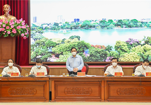 Sáng 19-7, tại trụ sở Thành ủy Hà Nội, đồng chí Phạm Minh Chính, Ủy viên Bộ Chính trị, Bí thư Ban Cán sự Đảng, Thủ tướng Chính phủ đã làm việc với thành phố Hà Nội về công tác phòng, chống dịch Covid-19 và những nhiệm vụ, giải pháp thúc đẩy sản xuất, kinh doanh trong những tháng cuối năm 2021.