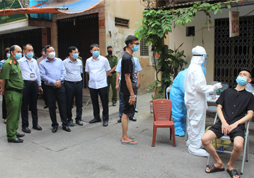 Chiều 19-7, Phó Bí thư Thành ủy Hà Nội Nguyễn Văn Phong dẫn đầu Đoàn kiểm tra số 4 của Ban Thường vụ Thành ủy kiểm tra công tác phòng, chống dịch Covid-19 trên địa bàn quận Hai Bà Trưng.