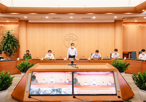 Để thực hiện thắng lợi chiến dịch tiêm chủng vắc xin, Phó Bí thư Thành uỷ, Chủ tịch UBND thành phố Chu Ngọc Anh đề nghị hệ thống chính trị từ thành phố xuống cơ sở vào cuộc đồng bộ, phối hợp chặt chẽ cùng ngành Y tế triển khai kế hoạch đề ra. Cấp uỷ Đảng, chính quyền, Mặt trận Tổ quốc, tổ chức đoàn thể các cấp thành phố tiếp tục đẩy mạnh tuyên truyền, công khai minh bạch mọi thông tin về chiến dịch tiêm vắc xin cho người dân. Bên cạnh đó cũng cần nêu rõ quan điểm mọi người dân đều bình đẳng về quyền lợi tiêm vắc xin; thông tin cụ thể các tác dụng phụ của vắc xin và phản ứng không mong muốn; vận động mọi người dân đủ điều kiện về sức khoẻ và độ tuổi đi tiêm vắc xin khi thành phố được phân bổ đủ lượng vắc xin. Trong trường hợp lượng vắc xin phân phối có hạn, Thành phố sẽ tiến hành tiêm chủng theo thứ tự ưu tiên đã được Trung ương hướng dẫn. 
