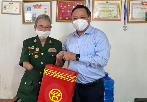 Sáng 21-7, nhân kỷ niệm 74 năm Ngày Thương binh - Liệt sĩ (27/7/1947 - 27/7/2021), Phó Bí thư Thành ủy Hà Nội Nguyễn Văn Phong đã thăm, tặng quà gia đình chính sách tại phường Ngô Quyền, thị xã Sơn Tây. Đó là gia đình ông Đoàn Quốc Khánh, sinh năm 1950, thương binh hạng 3/4 và bà Nguyễn Thị Cam, sinh năm 1941, vợ liệt sĩ Đỗ Quốc Nguyên.