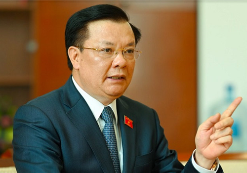 Ủy viên Bộ Chính trị, Bí thư Thành Ủy Đinh Tiến Dũng yêu cầu nâng mức nguy cơ trong các kịch bản phòng, chống dịch từ Thành phố xuống cơ sở; ưu tiên tập trung chuẩn bị phương án điều trị khi số lượng F0 tăng cao, nhất là điều trị bệnh nhân nặng, coi hạn chế rủi ro, bảo vệ tính mạng người dân là nhiệm vụ ưu tiên số 1. 
