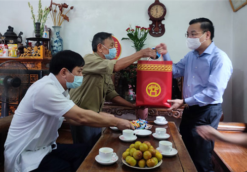 Ngày 22-7, nhân kỷ niệm 74 năm Ngày Thương binh - Liệt sĩ (27/7/1947 - 27/7/2021), Ủy viên Trung ương Đảng, Phó Bí thư Thành ủy, Chủ tịch UBND thành phố Chu Ngọc Anh đã đến thăm và tặng quà ông Tạ Bất Ban, thương binh 1/4 (74 tuổi, số nhà 73, thôn Đại Phùng, xã Đan Phượng, huyện Đan Phượng) và bà Nguyễn Thị Xướng (75 tuổi, số nhà 11, thôn Đông Khê, xã Đan Phượng, huyện Đan Phượng).