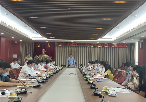 Sáng 22-7, Phó Bí thư Thành ủy Hà Nội Nguyễn Văn Phong, Trưởng ban Chỉ đạo Chương trình 06-CTr/TU của Thành ủy về "Phát triển văn hóa, nâng cao chất lượng nguồn nhân lực Thủ đô, xây dựng người Hà Nội thanh lịch, văn minh" (Chương trình 06-CTr/TU) đã chủ trì Hội nghị sơ kết công tác 6 tháng đầu năm, triển khai nhiệm vụ trọng tâm 6 tháng cuối năm 2021 của Ban Chỉ đạo. Cùng dự có Phó Chủ tịch UBND Thành phố, Phó Trưởng ban Thường trực Ban Chỉ đạo Chương trình 06-CTr/TU Chử Xuân Dũng. 