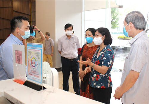 Sáng 23-7, Ủy viên Trung ương Đảng, Phó Bí thư Thường trực Thành ủy Nguyễn Thị Tuyến chủ trì kiểm tra công tác phòng, chống dịch Covid-19 trên địa bàn quận Ba Đình. Cùng đi có lãnh đạo một số sở, ngành, thành viên Đoàn kiểm tra số 2 của Ban Thường vụ Thành ủy.