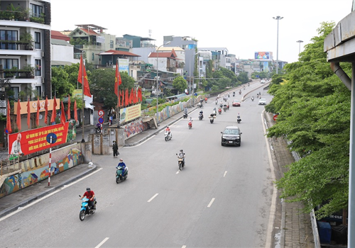 Uỷ viên Trung ương Đảng, Phó Bí thư Thành uỷ, Chủ tịch UBND Thành phố Chu Ngọc Anh - Trưởng Ban chỉ đạo phòng chống Covid-19 Hà Nội đã thị sát qua nhiều tuyến phố để kiểm tra việc chấp hành Chỉ thị 16 trong ngày đầu Thủ đô giãn cách xã hội để ngăn dịch bệnh lây lan.
