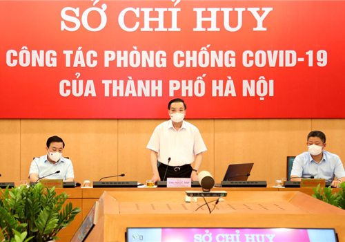 Tối 24-7, sau 12 giờ thực hiện giãn cách xã hội ở Thủ đô Hà Nội, Ủy viên Trung ương Đảng, Phó Bí thư Thành ủy, Chủ tịch UBND Thành phố Chu Ngọc Anh, Trưởng ban Chỉ đạo công tác phòng, chống dịch bệnh Covid-19 Thành phố, Chỉ huy trưởng Sở chỉ huy công tác phòng, chống dịch Covid-19 trên địa bàn Thành phố đã chủ trì phiên họp giao ban trực tuyến giữa Sở Chỉ huy của thành phố với các sở, ngành, quận, huyện, thị xã để tranh thủ tối đa “thời gian vàng”, nhanh chóng đẩy lùi dịch bệnh.