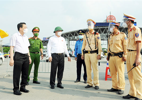Chiều 25-7, đồng chí Đinh Tiến Dũng, Ủy viên Bộ Chính trị, Bí thư Thành ủy Hà Nội và đồng chí Chu Ngọc Anh, Ủy viên Trung ương Đảng, Phó Bí thư Thành ủy, Chủ tịch UBND thành phố, Trưởng ban Chỉ đạo công tác phòng, chống dịch bệnh Covid-19 Thành phố đã thị sát, đánh giá thực trạng hoạt động và chỉ đạo biện pháp phân luồng từ xa, tránh ùn tắc giao thông trên các tuyến đường cửa ngõ vào Thủ đô.