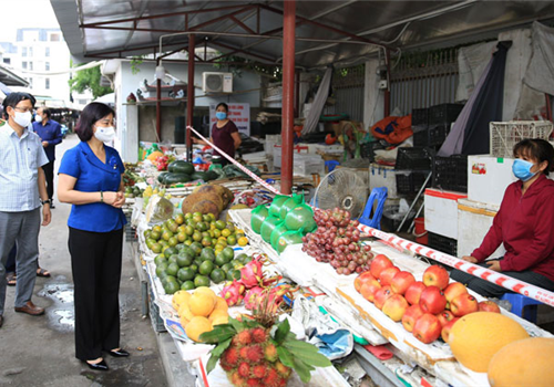 Chiều 25-7, Đoàn kiểm tra số 2 của Ban Thường vụ Thành ủy do Ủy viên Trung ương Đảng, Phó Bí thư Thường trực Thành ủy Hà Nội Nguyễn Thị Tuyến dẫn đầu đã kiểm tra công tác phòng, chống dịch Covid-19 trên địa bàn huyện Thanh Trì.