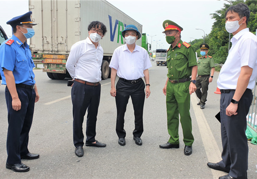 Hà Nội chỉ đạo phương án thông xe “luồng xanh”, tạo thuận lợi lưu thông phương tiện, hàng hóa, không để xảy ra “đứt gãy” sản xuất, lưu thông giữa Thủ đô với các địa phương trong thời gian Hà Nội thực hiện Chỉ thị 17.