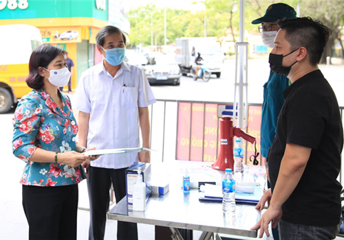 Kiểm tra công tác phòng chống dịch Covid-19 và việc thực hiện chỉ thị 17 của UBDN Thành phố trên địa bàn quận Ba Đình, Ủy viên Trung ương Đảng, Phó Bí thư Thường trực Thành ủy Nguyễn Thị Tuyến ghi nhận, đánh giá cao sự  chủ động trong triển khai phương châm "3 trước" và "4 tại chỗ".  Đồng thời đề nghị Quận tiếp tục rà soát lại cơ sở vật chất, lực lượng, trang thiết bị,  vật tư y tế để sẵn sàng cho các tình huống dịch diễn biến xấu hơn.