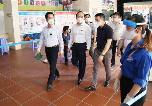Chủ trì kiểm tra công tác phòng, chống dịch Covid-19 tại quận Hoàn Kiếm, Phó Bí thư Thành uỷ, Chủ tịch HĐND Thành phố Nguyễn Ngọc Tuấn - Trưởng đoàn kiểm tra số 3 của Thành uỷ biểu dương quận Hoàn Kiếm đã chủ động, quyết liệt triển khai các biện pháp phòng, chống dịch, đồng thời yêu cầu địa phương tiếp tục tăng cường kiểm tra, giám sát để xử phạt nghiêm vi phạm, đảm bảo hiệu quả cao nhất trong thực hiện Chỉ thị 17 của Chủ tịch UBND Thành phố.
