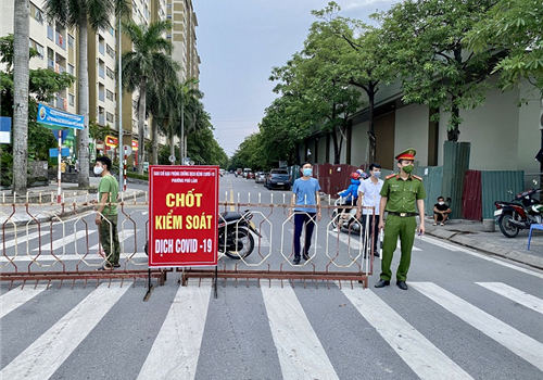 Các chốt phòng, chống dịch liên ngành của Thành phố tiếp tục siết chặt việc rà soát và quản lý các phương tiện ra vào Thành phố; trong khi đó, tại các địa bàn quận, huyện, thị xã, công tác phòng dịch được siết chặt bởi các chốt phòng dịch trong các khu vực dân cư.

