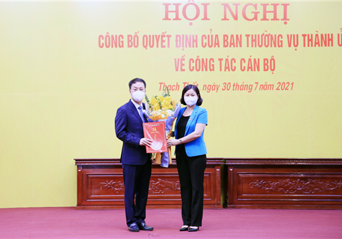 Chiều 30-7, Ủy viên Trung ương Đảng, Phó Bí thư Thường trực Thành ủy Hà Nội Nguyễn Thị Tuyến chủ trì hội nghị công bố và trao quyết định của Ban Thường vụ Thành ủy về công tác cán bộ tại Ban Tổ chức Thành ủy Hà Nội và Huyện ủy Thạch Thất. 