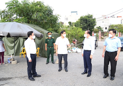 Chiều 30-7, Phó Bí thư Thành uỷ, Chủ tịch HĐND Thành phố Nguyễn Ngọc Tuấn, Trưởng đoàn Kiểm tra số 3 của Ban Thường vụ Thành uỷ đã kiểm tra công tác phòng, chống dịch Covid-19 trên địa bàn huyện Thường Tín. Phó Chủ tịch UBND Thành phố, Phó Trưởng ban Thường trực Ban Chỉ đạo phòng, chống dịch Thành phố Chử Xuân Dũng tham gia Đoàn.

