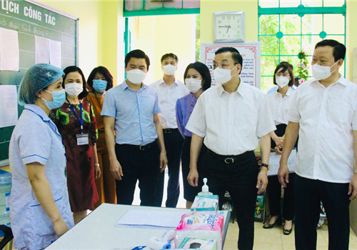 Sáng 7-7, Ủy viên Trung ương Đảng, Phó Bí thư Thành ủy, Chủ tịch UBND thành phố Hà Nội Chu Ngọc Anh, Trưởng ban Chỉ đạo công tác phòng, chống dịch Covid-19 thành phố đã kiểm tra công tác phòng, chống dịch phục vụ thi tốt nghiệp trung học phổ thông (THPT) quốc gia năm 2021 tại điểm thi Trường THCS Lý Thường Kiệt (phường Văn Miếu, quận Đống Đa).