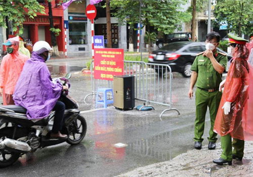Ngày 10-8, Phòng Cảnh sát giao thông (Công an thành phố Hà Nội) thông tin, tình hình giao thông sáng nay (10-8) thông thoáng, chỉ những người thật sự cần thiết và lực lượng phòng, chống dịch di chuyển trên đường với mật độ thưa thớt.