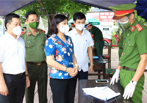 Chiều 10-8, Đoàn kiểm tra số 2 của Ban Thường vụ Thành ủy Hà Nội do Ủy viên Trung ương Đảng, Phó Bí thư Thường trực Thành ủy Nguyễn Thị Tuyến dẫn đầu đã kiểm tra đột xuất công tác phòng, chống dịch Covid-19 trên địa bàn huyện Quốc Oai. Cùng dự có Ủy viên Ban Thường vụ Thành ủy, Phó Chủ tịch Thường trực UBND thành phố Hà Nội Lê Hồng Sơn.