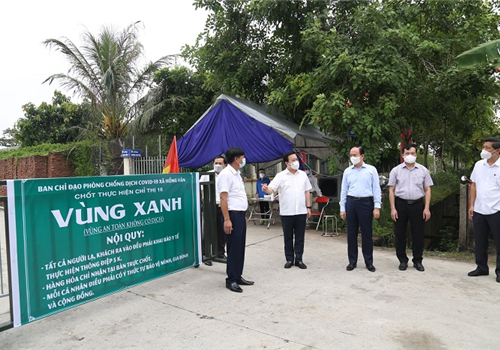 Sáng 11-8, Phó Bí thư Thành uỷ, Chủ tịch HĐND Thành phố Nguyễn Ngọc Tuấn - Trưởng đoàn Kiểm tra số 3 của Ban Thường vụ Thành uỷ Hà Nội đã kiểm tra các chốt trực phòng, chống dịch Covid-19 và các khu cách ly tập trung trên địa bàn huyện Thường Tín. Phó Chủ tịch UBND Thành phố, Phó Trưởng ban Thường trực Ban Chỉ đạo phòng, chống dịch thành phố Chử Xuân Dũng tham gia Đoàn.