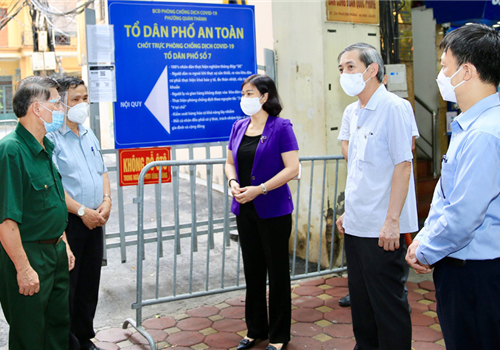Chiều 12-8, Đoàn kiểm tra số 2 của Ban Thường vụ Thành ủy Hà Nội do Ủy viên Trung ương Đảng, Phó Bí thư Thường trực Thành ủy Nguyễn Thị Tuyến dẫn đầu đã kiểm tra công tác phòng, chống dịch Covid-19 trên địa bàn quận Ba Đình.