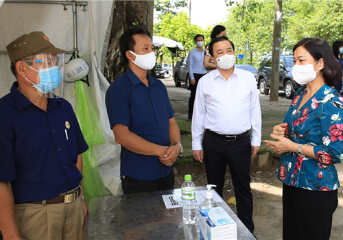 Chiều 13-8, Đoàn kiểm tra số 2 của Ban Thường vụ Thành ủy Hà Nội do Ủy viên Trung ương Đảng, Phó Bí thư Thường trực Thành ủy Nguyễn Thị Tuyến dẫn đầu đã kiểm tra đột xuất công tác phòng, chống dịch Covid-19 trên địa bàn huyện Thanh Trì. Cùng đi có Phó Chủ tịch UBND Thành phố Chử Xuân Dũng, Phó Trưởng ban Thường trực Ban Chỉ đạo công tác phòng, chống dịch Covid-19 thành phố Hà Nội.