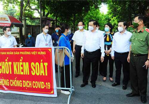Uỷ viên Bộ Chính trị, Bí thư Thành ủy Đinh Tiến Dũng yêu cầu kiểm soát chặt người ra vào tại từng thôn xóm, tổ dân phố.
