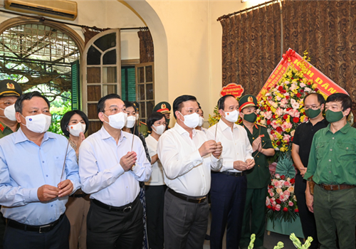 Chiều 24-8, đồng chí Đinh Tiến Dũng, Ủy viên Bộ Chính trị, Bí thư Thành ủy, Trưởng đoàn đại biểu Quốc hội thành phố Hà Nội dẫn đầu đoàn đại biểu Thành ủy, HĐND, UBND, Ủy ban Mặt trận Tổ quốc Việt Nam thành phố Hà Nội đã đến thăm gia đình và dâng hương, dâng hoa tưởng nhớ Đại tướng Võ Nguyên Giáp nhân kỷ niệm 110 năm Ngày sinh của Đại tướng (25/8/1911-25/8/2021). 