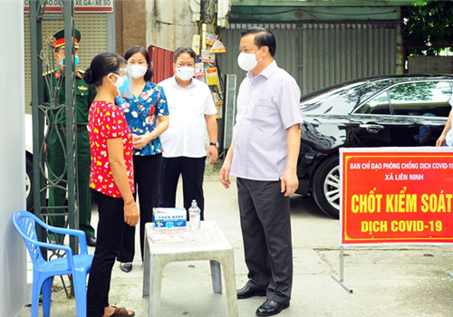 Sáng 24-8, kiểm tra tình hình và làm việc với Ban Thường vụ Huyện ủy Thanh Trì về công tác phòng, chống dịch Covid-19, đồng chí Đinh Tiến Dũng, Ủy viên Bộ Chính trị, Bí thư Thành ủy, Trưởng đoàn đại biểu Quốc hội thành phố Hà Nội yêu cầu Huyện tổ chức hệ thống kiểm soát dịch chặt chẽ tới từng ngõ, xóm trên toàn diện bàn; tăng cường kiểm tra doanh nghiệp và trên đường; trước mắt tập trung khống chế bằng được các chùm ca bệnh tại hai xã Liên Ninh, Đại Áng. 