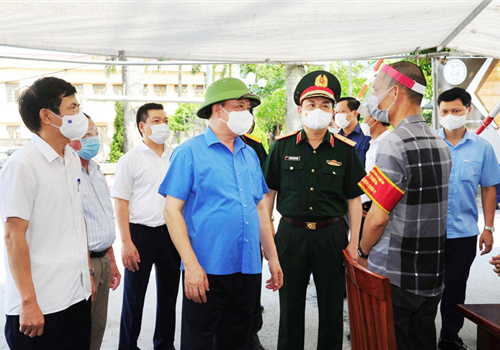 Chiều 25-8, đồng chí Đinh Tiến Dũng, Ủy viên Bộ Chính trị, Bí thư Thành ủy, Trưởng đoàn đại biểu Quốc hội thành phố Hà Nội đã kiểm tra và làm việc với Ban Thường vụ Huyện ủy Quốc Oai về công tác phòng, chống dịch Covid-19 trên địa bàn.
